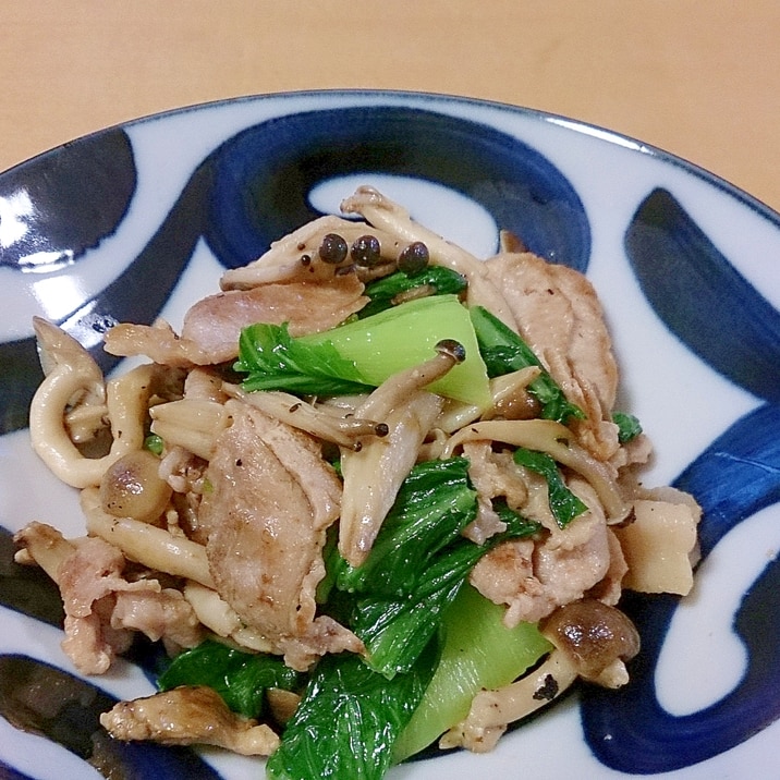 チンゲン菜と豚肉としめじの炒め物